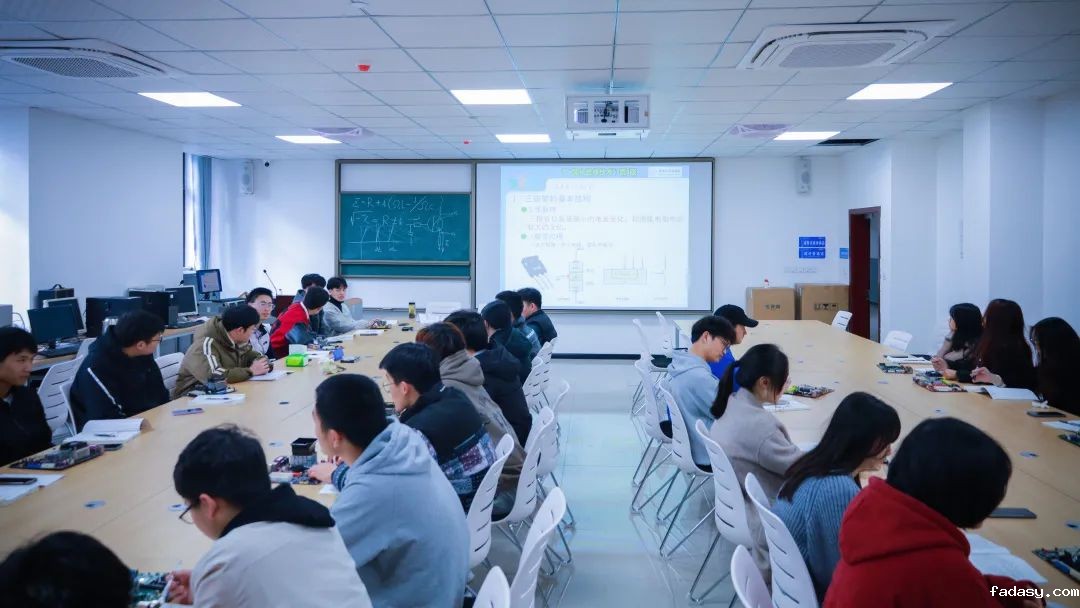 智慧教室，促进互动教学.jpg